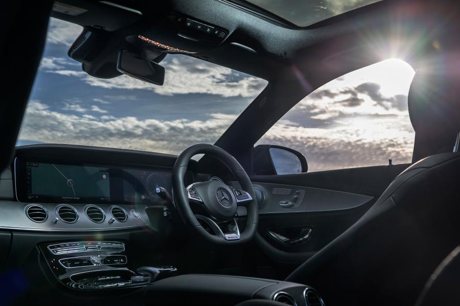 Интерьер Mercedes-AMG E63 4Matic+ (W213) 2017 года  (UK) (фото 14 из 30)
